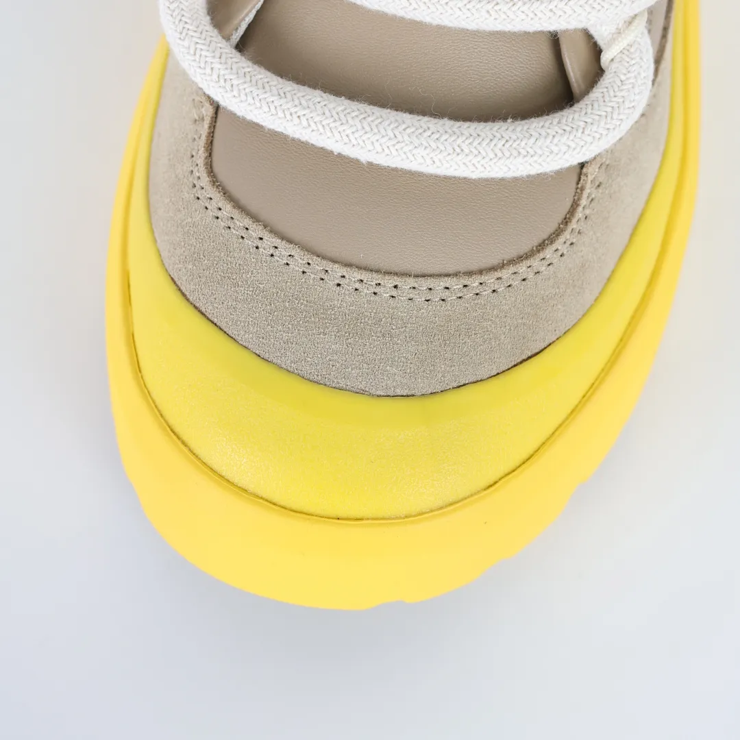 Copy price 💰700 Core recommendation Good price In recent years, uug has launched a series of styles that are partially geared towards the preferences of young consumers and have also moved to the forefront of fashion trends. Shoe body material Water-repellent coated suede upper 17 mm UGGPURE™ implanted wool insole Lightweight non-slip comfortable rubber outsole Brand LOGO trademark Comes with a full set of packaging Size: 35 36 37 38 39 40 41 42 43 44 45